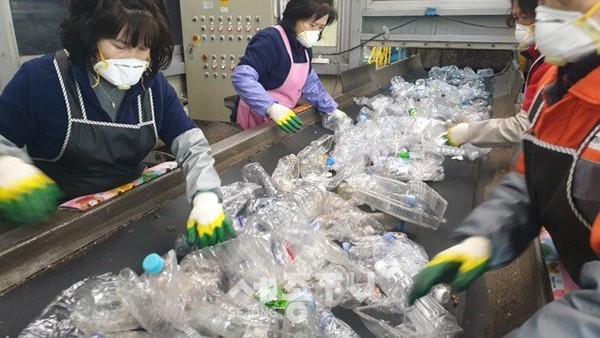 재활용선별장에서 직원들이 페트병을 분리하고 있다. (사진제공=천안시청)