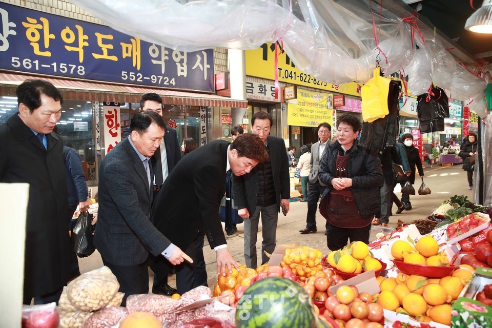14일 구만섭 천안시장 권한대행이 코로나19로 어려움을 겪고 있는 전통시장을 방문해 상인들과 소통하고 과일, 빵 등을 구입하고 있다. (사진제공=천안시청)