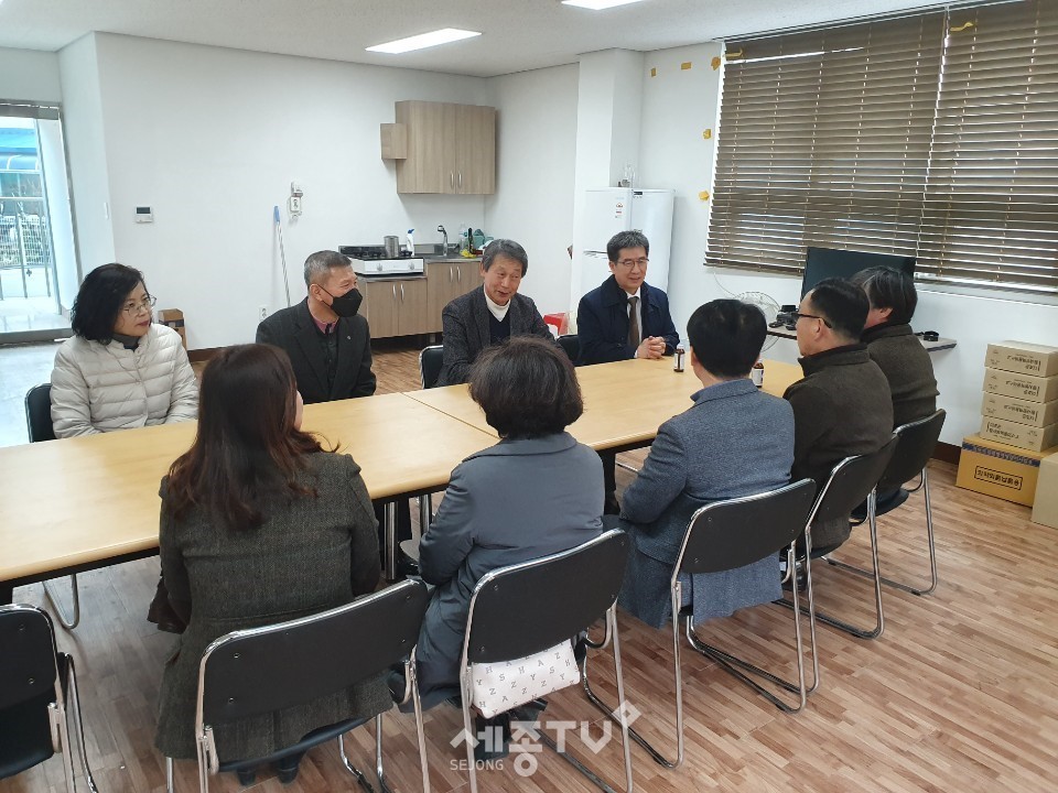 이재영 천안시 서북구청장이 코로나19로 인한 지역상가와 주민 애로사항 청취를 위해 지난 14일 성환읍 이화시장을 점검하고 있다. (사진제공=천안시청)