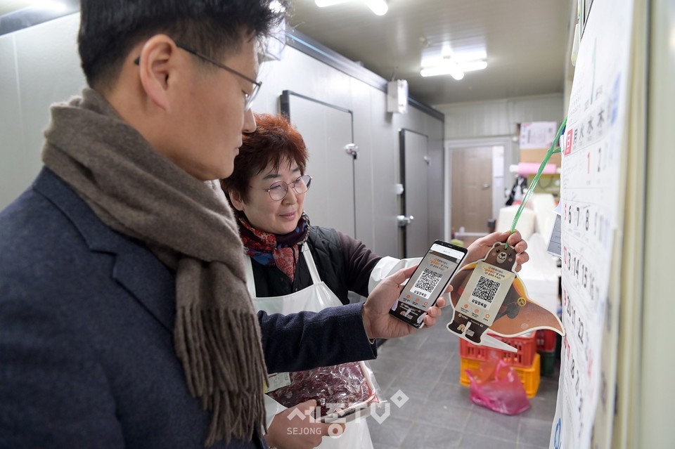 김정섭 공주시장이 공주페이을 사용하고있는 모습. (사진제공=공주시청)