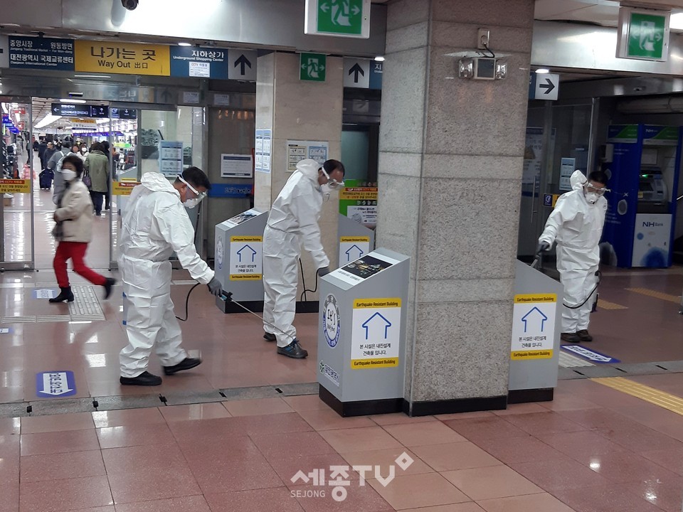 대전시설관리공단과 동구보건소가 코로나19 예방을 위한 역전지하도상가 합동방역을 실시하고 있다. (사진제공=대전시설관리공단)