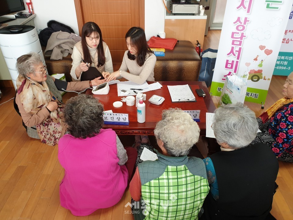찾아가는 보건복지 통합서비스 방문간호사업 실시 모습. (사진제공=천안시청)
