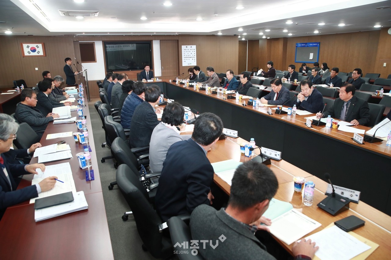 20일 천안시청에서 구만섭 천안시장 권한대행과 농업발전위원회 위원 등이 ‘2020 상반기 농업발전위원회 회의’를 진행하고 있다. (사진제공=천안시청)