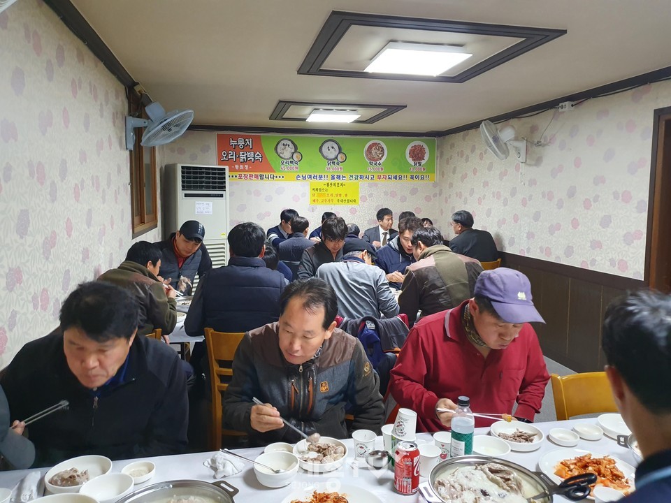 20일 지난 16일부터 비상근무에 들어가 연일 계속된 제설작업을 수행한 도로보수원의 노고를 격려하기 위해 천안시 서북구가 오찬을 준비해 도로보수원들이 음식을 먹고 있다. (사진제공=천안시청)