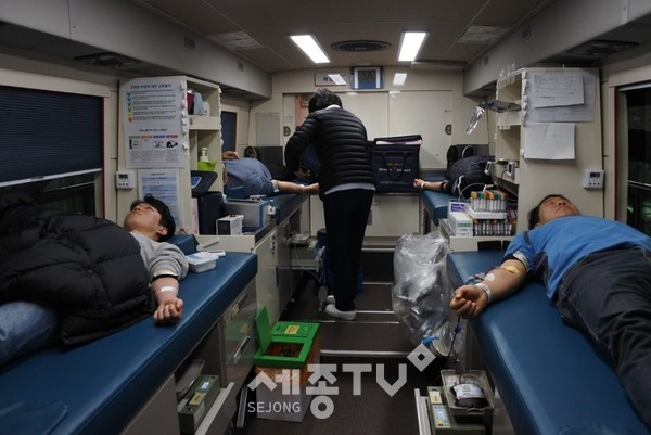 헌혈을 하고 있는 대전시설관리공단 직원들. (사진제공=대전시설관리공단)