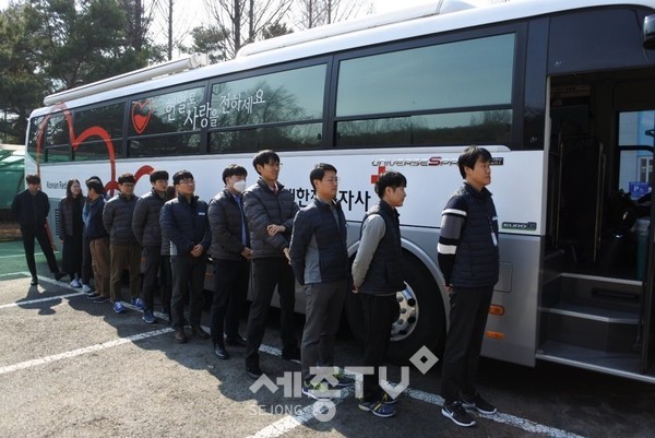 헌혈 참여를 위해 기다리고 있는 직원들. (사진제공=대전시설관리공단)