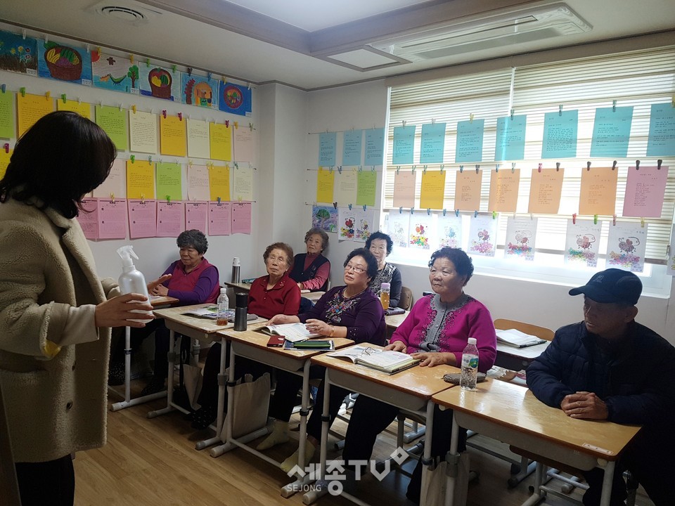 윤은미 부성2동장이 차암2통 경로당에서 어르신들을 대상으로 코로나-19 예방수칙을 안내하고 있다. (사진제공=천안시청)