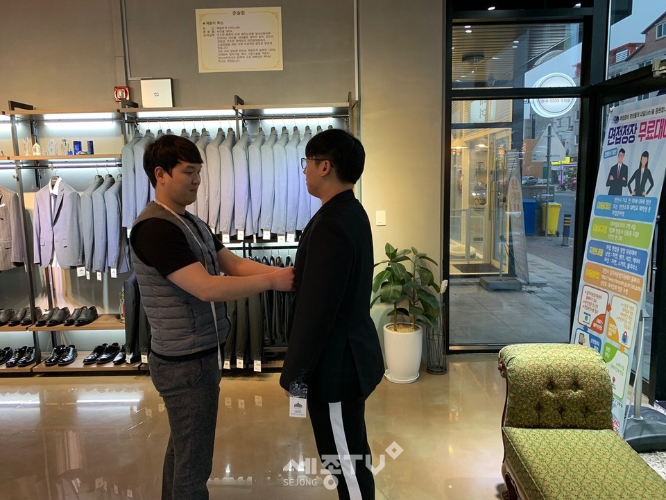 청년 면접정장 무료대여 사업 이용 모습. (사진제공=천안시청)