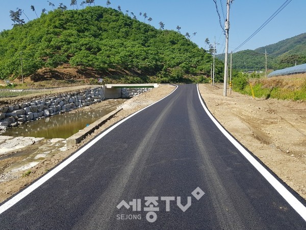 소하천 정비 전(사진 위), 후 (사진 아래) 모습. (사진제공=공주시청)