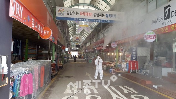 천안시 사회적기업 김정민 생활환경이 29일 코로나19 지역사회 확산 방지를 위해 전통시장 3개소에서 방역 자원봉사 활동을 펼치고 있다.(사진제공=천안시장)