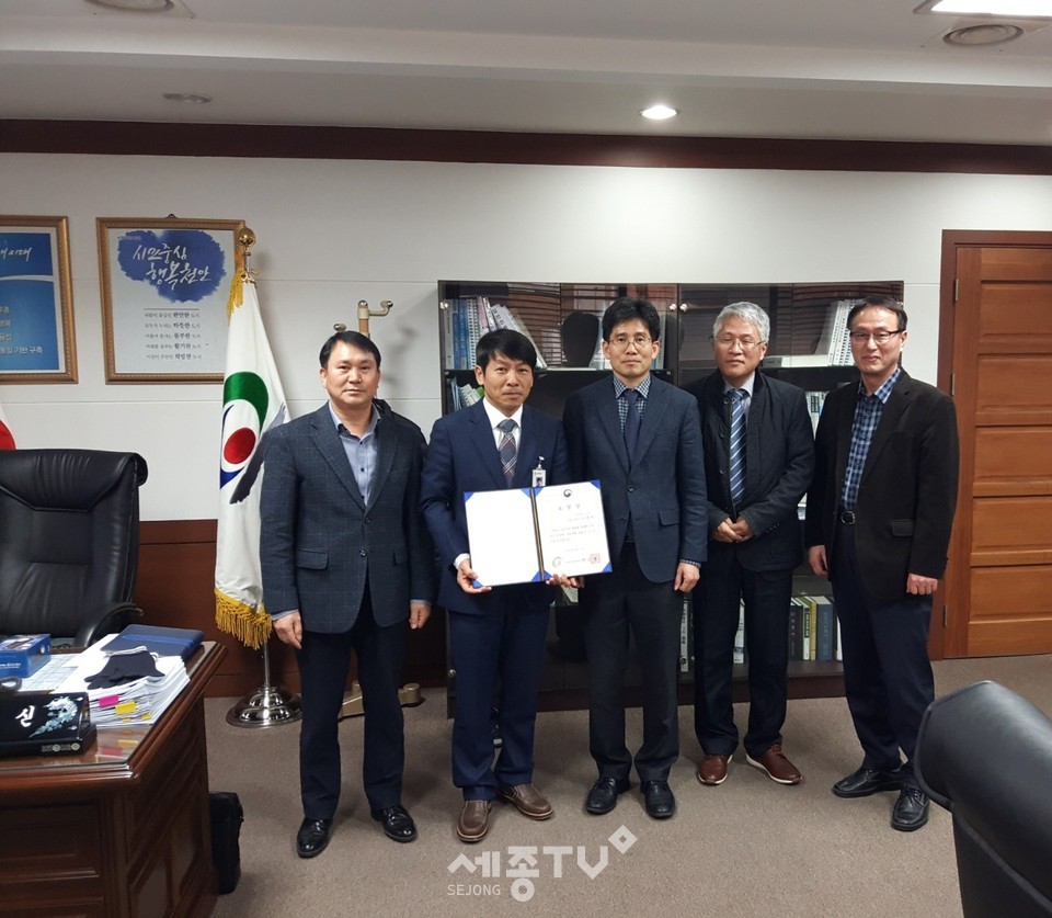 천안시 동남구 건설과 조재현 팀장(55세)이 지난 28일 오후 4시 천안시 동남구청장실에서 국민권익위원회 복지노동민원과장으로부터 국민권익위원회 위원장 표창장을 수여받았다. (사진제공=천안시청)