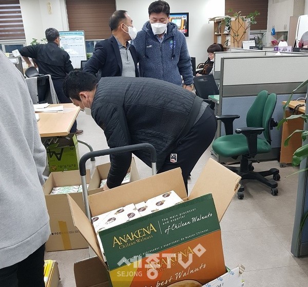 천안시 북면 주민 김선구 씨와 김제훈 씨가 지난 1일과 2일 코로나19 조기 종식을 위해 최일선에서 근무 중인 천안시 코로나19 대응반을 찾아 호두과자 100박스와 음료, 떡 등을 전달했다. (사진제공=천안시청)