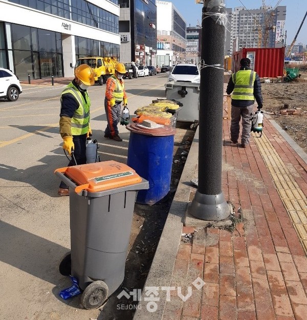 코로나19 확산 대응을 위해 생활폐기물 배출장소 방역 소독을 하고 있다. (사진제공=천안시청)