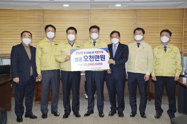 사진왼쪽부터 류병관 농협노조충남세종지역위원장, 홍순광 농협 천안시지부장,조두식 농협은행 충남본부장, 구만섭 시장권한대행, 최창호 천안시복지재단 상임이사,박상원 천안시 행정안전국장, 이기혁 천안서북보건소장. (사진제공=농협충남영업본부)