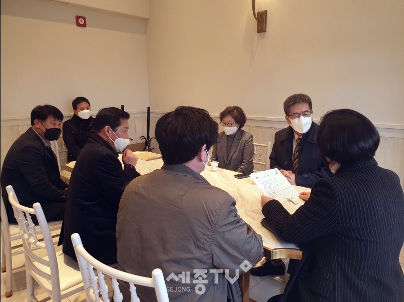 이재영 서북구청장과 서북구 직원들이 지난 4일 코로나19 확산 방지를 위해 신당동 B예식장과 쌍용동 C장례식장 등 관내에 위치한 다중이용시설 현장점검을 하고 있다.