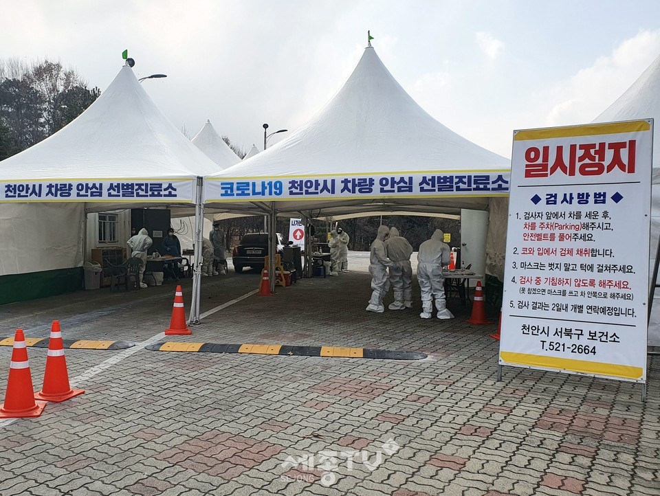 천안시 읍면동 맞춤형복지팀의 새내기 간호직 공무원들이 코로나19 드라이브 스루 선별진료소에서 방호복을 입고 근무를 하고 있다. (사진제공=천안시청)