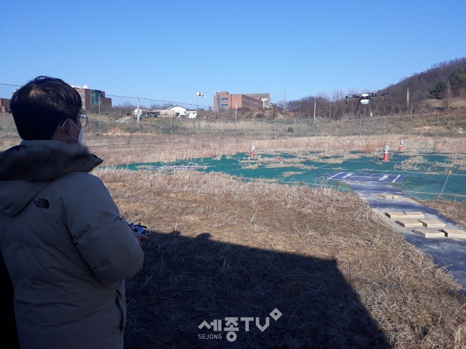 천안시 공무원이 드론 방역작업. (사진제공=천안시청)
