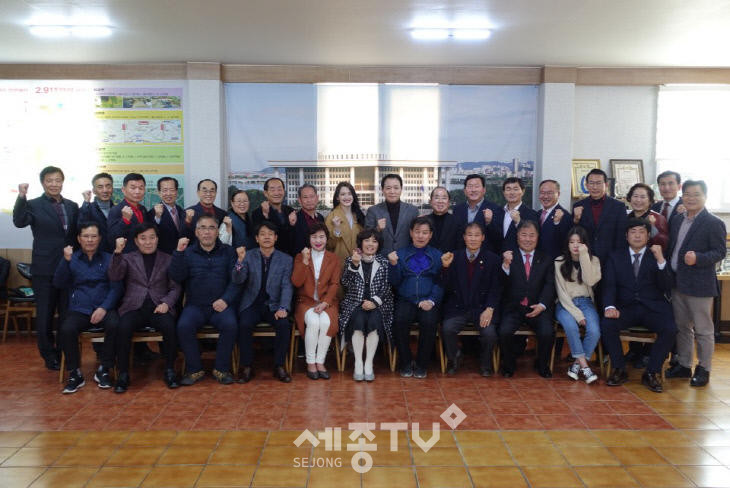 성일종 국회의원(충남 서산,태안) 정책특보단 12명 위촉식 모습