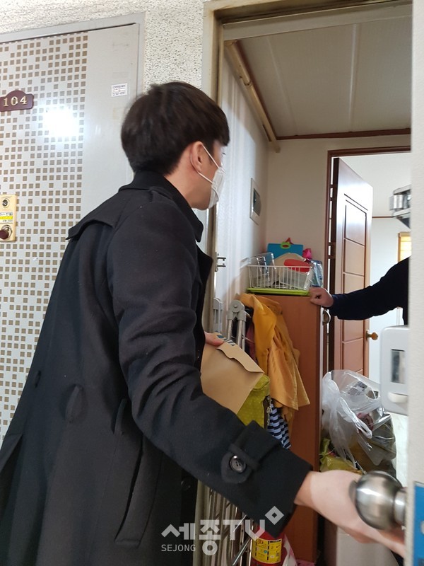 직원들이 취약계층 가정에 대체식품, 밑반찬 등을 전달하는 모습. (사진제공=천안시청)