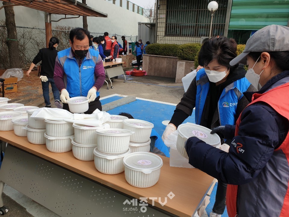 천안시 부성1동이 9일 관내 65세 이상 홀몸노인 및 취약계층 어르신을 대상으로 코로나19 극복을 위한 보양식 전복삼계탕을 전달했다. (사진제공=천안시청)