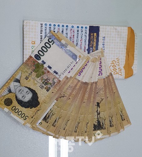 은행 봉투 채 책상 위에 놓여진 이웃돕기 성금 100만원. (사진제공=천안시청)