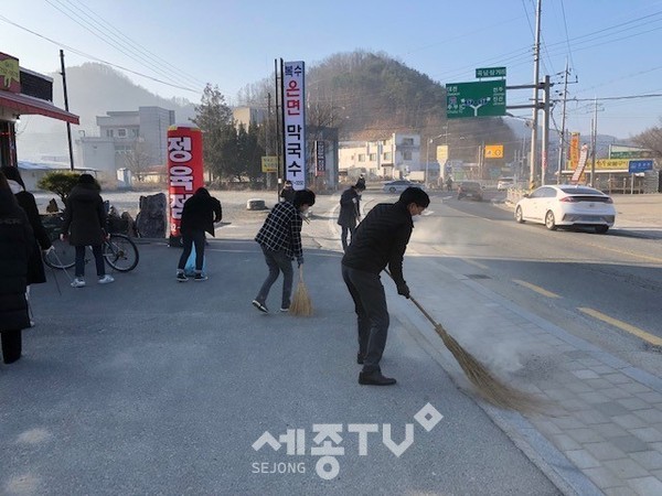 복수면사무소와 복수보건지소 직원들의 청소 모습. (사진제공=금산군청)