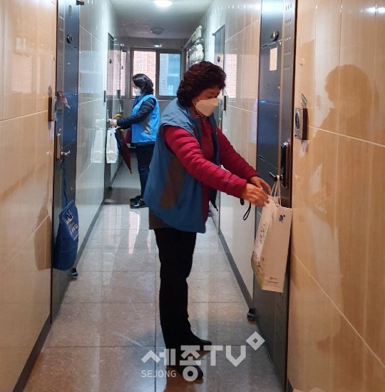 부성2동 행복키움지원단이 10일 부성2동 관내 복지대상 가구를 방문해 국과 밑반찬을 현관 앞에 전달하고 있다. (사진제공=천안시청)