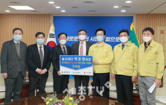 왼쪽부터 이승진 을지대학교의료원 기획처장, 김하용 을지대학교병원장, 안기호 대전사회복지공동모금회장, 박준영 을지재단 회장, 허태정 시장, 김종천 의장, 이강혁 시 보건복지국장(사진제공=대전시의회)