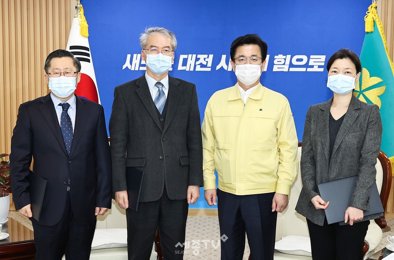 대전시, 감염병 비상임특보 3인 위촉(왼쪽부터 이무식 교수, 이석구 교수, 허태정 대전시장, 박선희 교수) 사진제공=대전시청