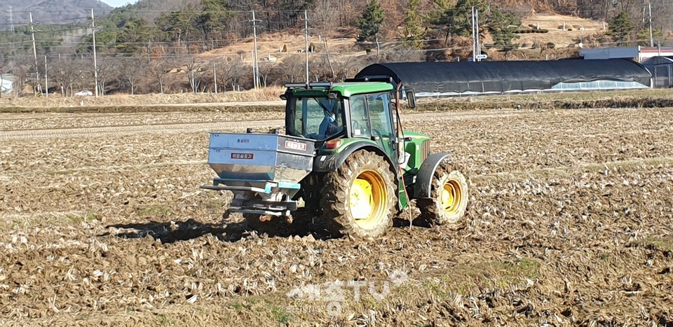 연서면, 토양개량제 공동살포를 실시한다. (사진제공=세종시청)