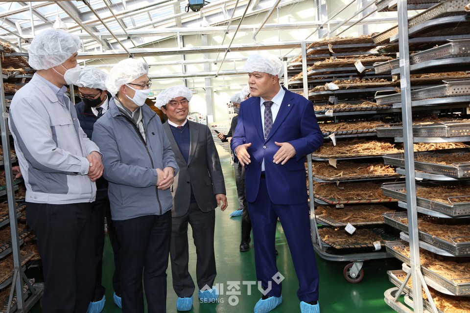 김현수 농립축산식품부장관(좌측 두번째)이, 금산인삼제조업체을 방문하여 문정우 금산군수로 부터 의견을 청취하고 있다. (사진제공=금산군청)