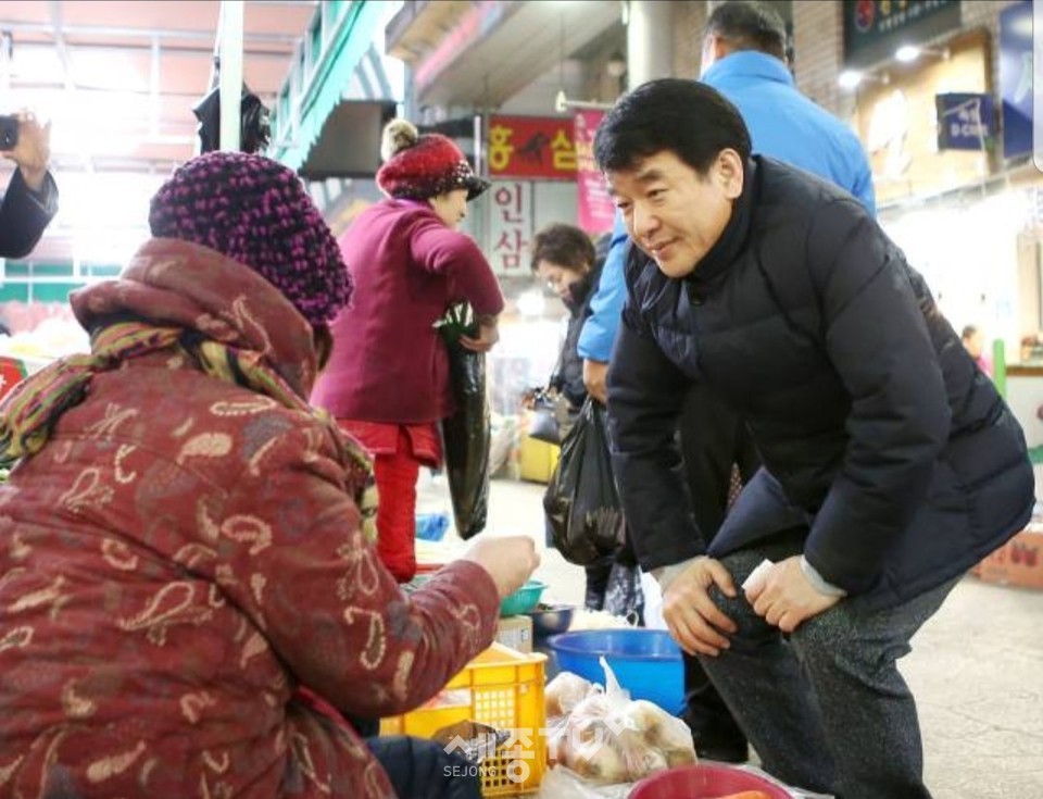 문진석 후보(더불어민주당,천안 갑)가 재래시장에서 물건을 구입하고 있다. (사진제공=문진석 후보측)