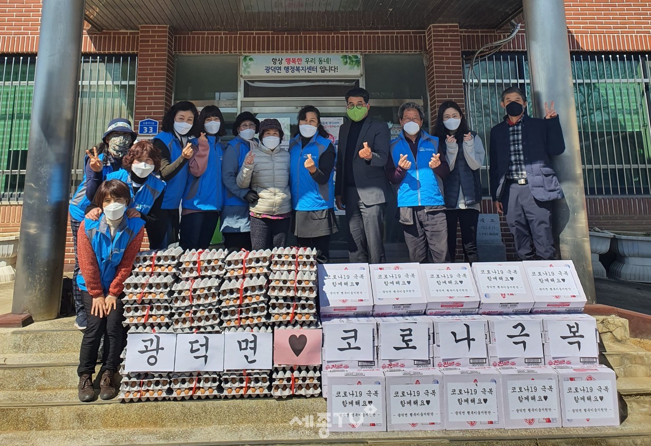 광덕면 행복키움지원단(단장 박복순)이 지난 16일 독거노인 등 취약계층 40가구에 100만원 상당의 후원물품을 전달했다. (사진제공=천안시청)