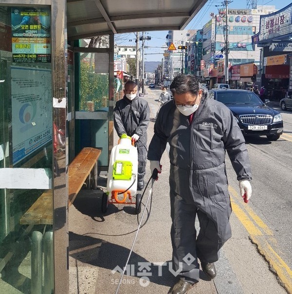 성정1동 주민자치회가 지난 16일 코로나19 확산 방지를 위해 주민자치회원 10여명과 함께 방역 봉사활동을 실시했다. (사진제공=천안시청)