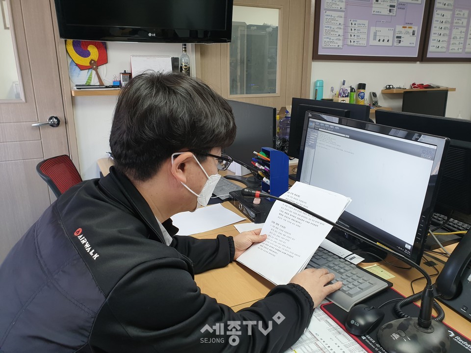 천안시 서북구 직원이 구내방송을 하고 있다. (사진제공=천안시청)