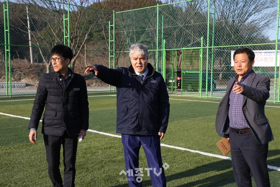 문정우 금산군수 체육시설 현장 방문 모습. (사진제공=금산군청)