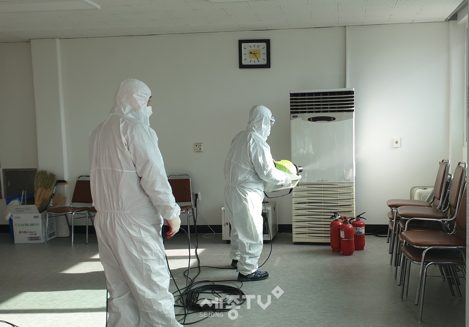 천안시 목천읍 주민자치위원회가 코로나19의 확산 방지와 지역 감염 예방을 위해 방역작업을 실시했다. (사진제공=천안시청)