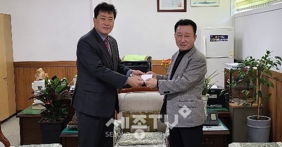 성금을 전달하는 박영춘 대표(오른쪽)사진제공=금산군청