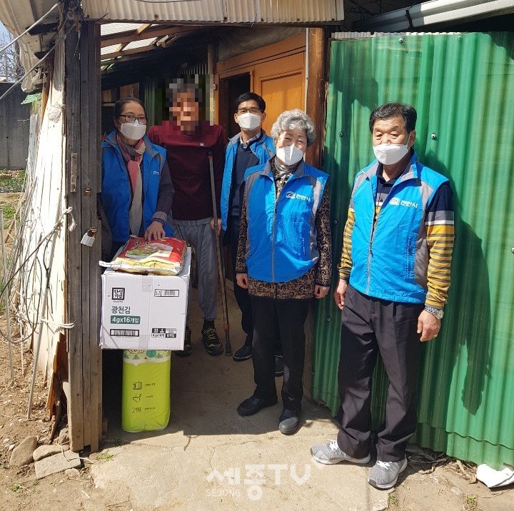 천안시 문성동 행복키움지원단이 지난 18일 코로나19로 인해 외출이 어려운 상황 속에 있는 독거노인 10가구를 대상으로 생필품 꾸러미를 전달했다. (사진제공=천안시청)