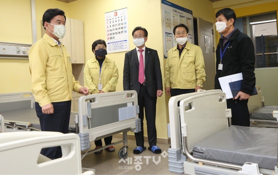 황인호 동구청장이 대전시립제2노인전문병원 병실을 둘러보고 있다. (사진제공=동구청)
