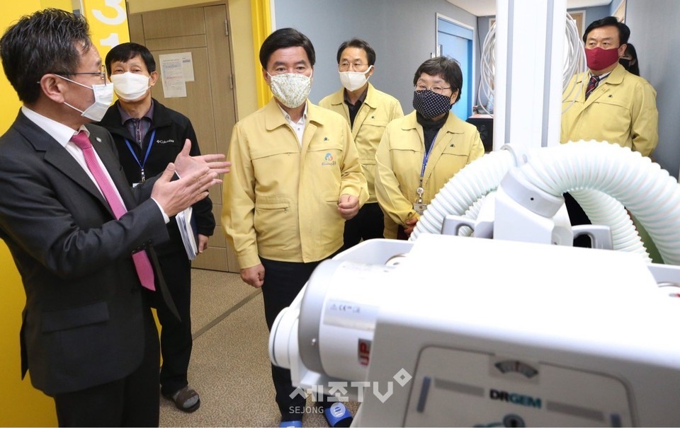 황인호 동구청장이 의료기기에 대한 설명을 듣고 있다. (사진제공=동구청)