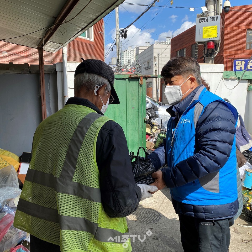 천안시 성정1동 행복키움지원단이 19일 관내 독거노인과 부자가정 등 영양 불균형이 우려되는 취약계층 15가구에 사랑의 도시락을 전달했다. (사진제공=천안시청)