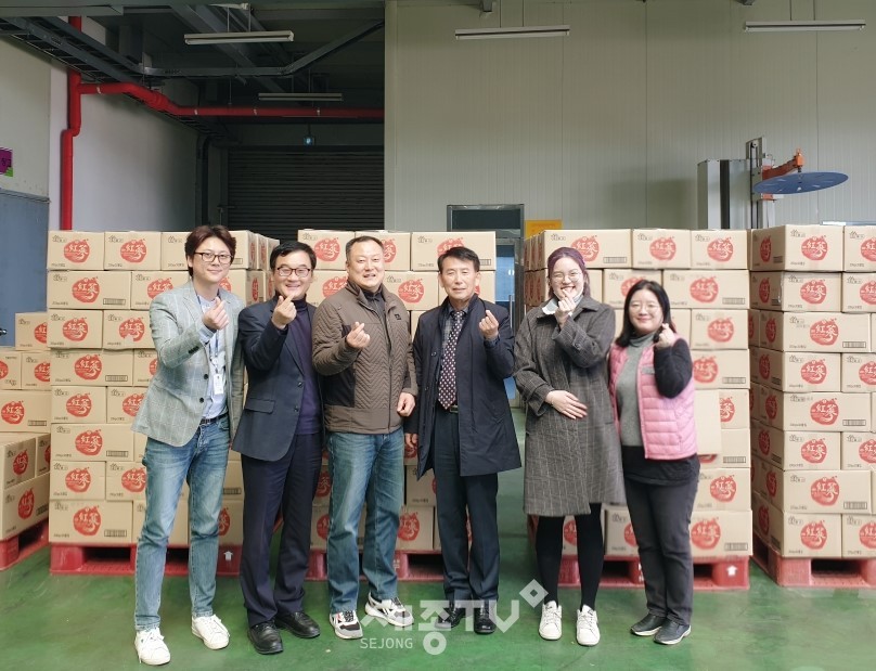 한정만 ‘금산이아름답다’대표(왼쪽 세 번째) 홍삼제품 기탁 모습. (사진제공=금산군청)