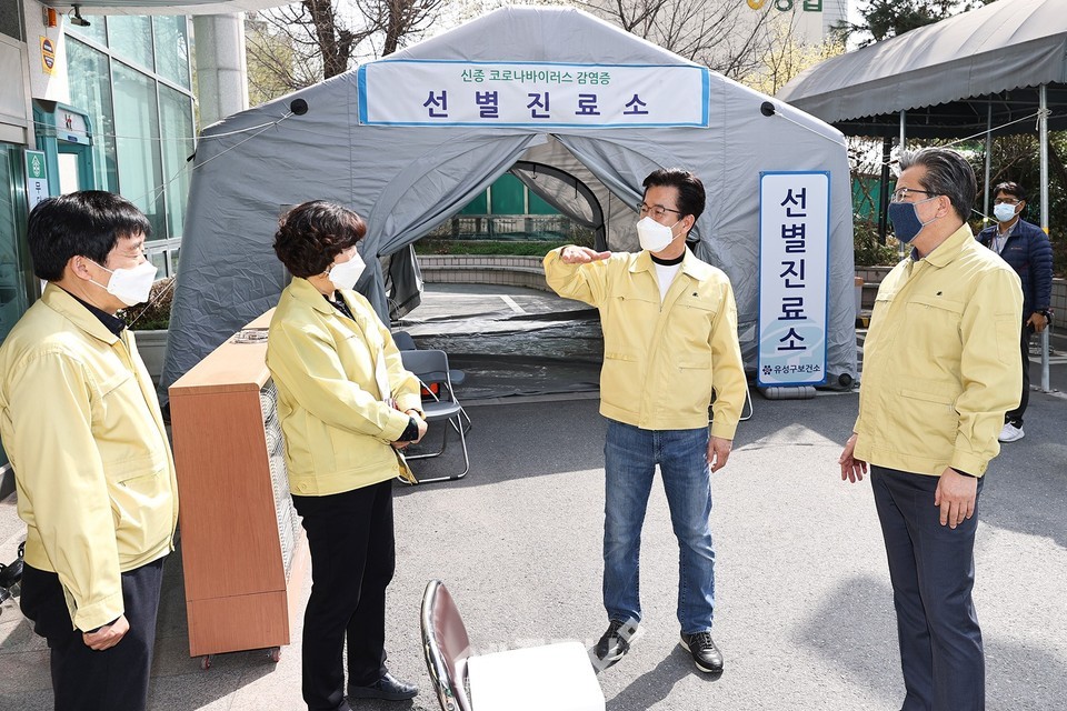허태정 시장, 선별진료소 방문 의료인과 직원 격려(유성구) 사진제공=대전시청