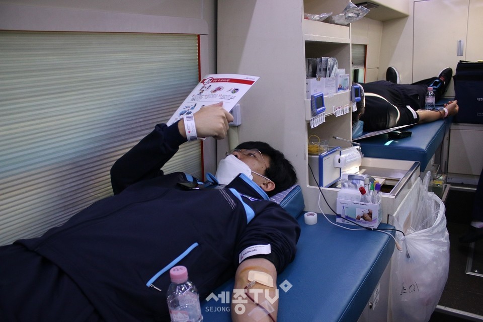 천안시 축구단이 코로나19로 인해 혈액 수급이 부족해진 의료 현장을 돕기 위해 23일 생명 나눔 헌혈에 자발적으로 동참하고 있다. (사진제공=천안시청)