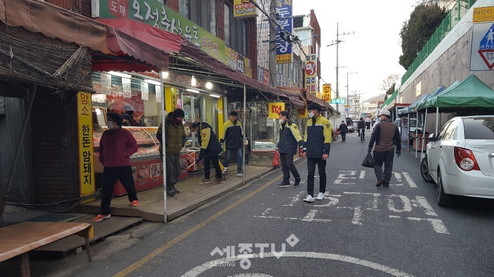 지난 23일 서구 가수원동 의용소방대가 코로나19로부터 가수원 전통시장을 지키기 위해 방역활동을 하고 있다. (사진제공=대전서구청)
