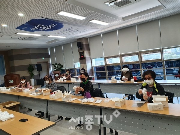 직산읍 행복키움지원단원들이 지난 24일 관내 저소득 240가구에 전달할 마스크 및 손소독제를 포장하고 있다. (사진제공=천안시청)