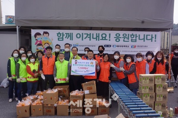 코로나19 극복을 위한 푸드팩 제작에 함께 해준 사회복지기관 및 시설.(중앙 좌측 사회복지공동모금회 세종지회 홍영섭 회장, 중앙 우측 세종특별자치시사회 복지협의회 김부유 회장)