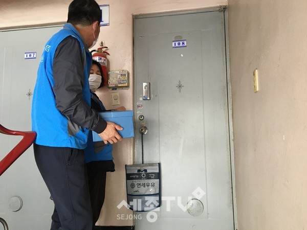 입장면 행복키움지원단원들이 2일 입학을 앞둔 고교 신입생 가정을 대상으로 맞춤형 선물상자를 각 가정의 문 앞에 전달했다. (사진제공=천안시청)