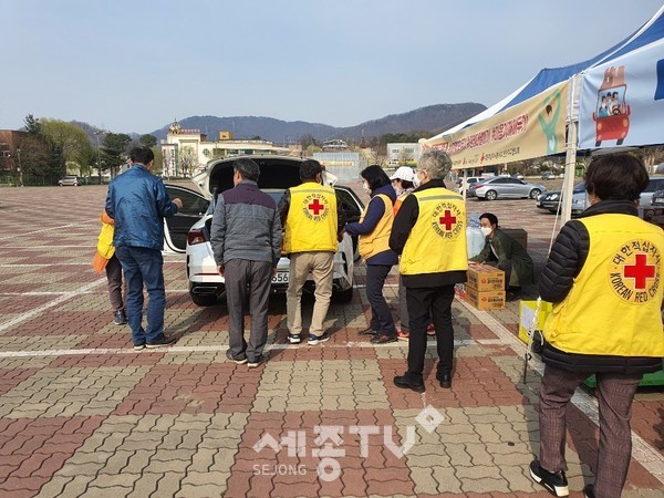 천안삼거리공원에 마련된 자동차 이동형 기부 부스 운영 모습. (사진제공=천안시청)